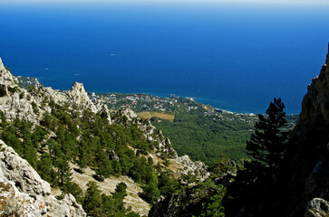 Fototapeta na wymiar View of the sea coast from the Ai-Petrinskaya yayla.