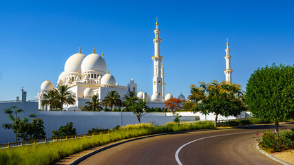 Fototapeta na wymiar Imposing Sheikh Zayed Grand Mosque in Abu Dhabi