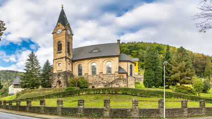 Fototapeta na wymiar Die Kirche Mariä Unbefleckte Empfängnis in Königstein, Sachsen, Deutschland