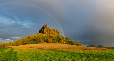 Der Lilienstein mit Regenbogen, Sächsische Schweiz, Sachsen, Deutschland © Frank