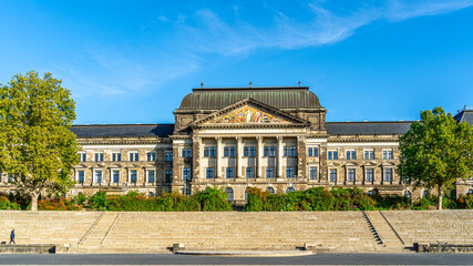 Obraz premium Gebäude des Sächsisches Staatsministerium des Innern von der Elbe aus, Dresden, Deutschland