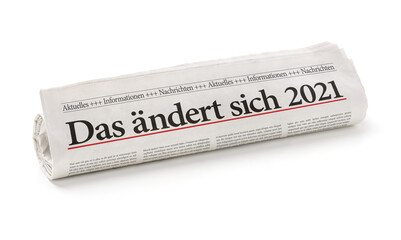 Zeitungsrolle mit der Überschrift Das ändert sich 2021