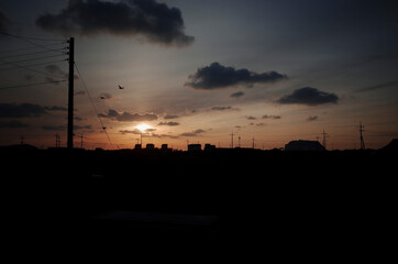 구름이 떠 있는 하늘로 뜨는 해