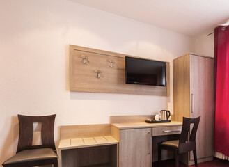Schreibtisch und Garderobe in einem Hotelzimmer