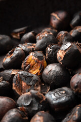 Mucchio di saporite caldarroste, tipico cibo invernale 