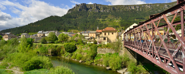 Panoramique panorama du pont métallique de la gare à Florac (48400), Lozère en Occitanie, France.