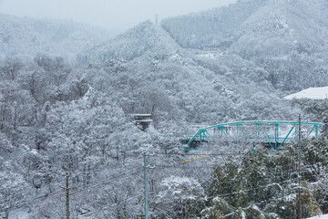 日本　吹雪の中の雪山