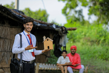 Obraz premium Young indian banker visit to farmer at home