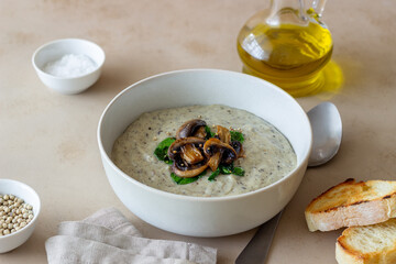 Cream soup with mushrooms and spinach. Healthy eating. Vegetarian food.