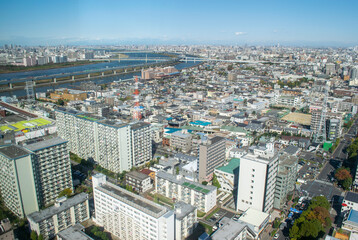 東京のビル群と荒川