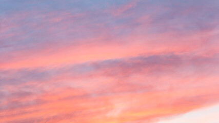 Dramatischer Himmel in der Abenddämmerung mit Bunten Farben.