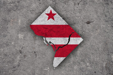 Karte und Fahne von Washington DC auf verwittertem Beton