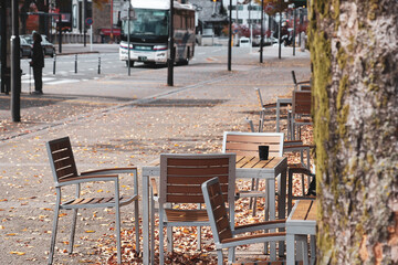 秋のカフェのベンチ