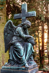 Friedhofsengel mit Urnengefäß auf dem Hauptfriedhof in Frankfurt am Main