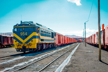 Fototapeta na wymiar Estación de trenes Potosí - Bolivia dia soleado colorido