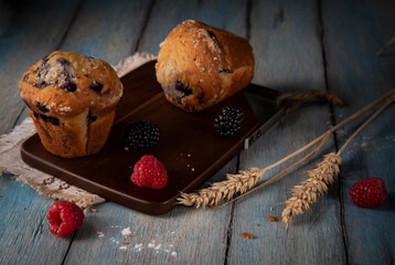 Obraz na płótnie Canvas Cupcakes and fresh berry on a wooden table