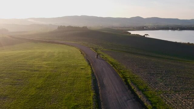 Motocicletta in campagna al tramonto