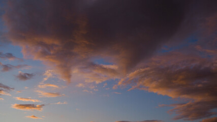Coucher de soleil reflété sous la base de cumulus