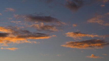 Passages nuageux pendant le crépuscule, dans une ambiance très sereine