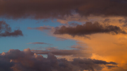 Magnifiques couleurs orangées sur des cumulus, alors que la nuit commence à tomber