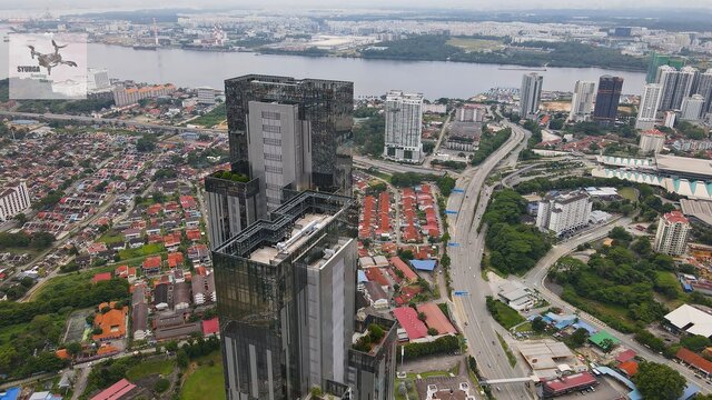 The Astaka consisting of 70 floors, is the tallest skyscraper in Johor Bahru and stands at the height of 279m or 913ft, houses 438 units of apartment including duplexes and penthouse.