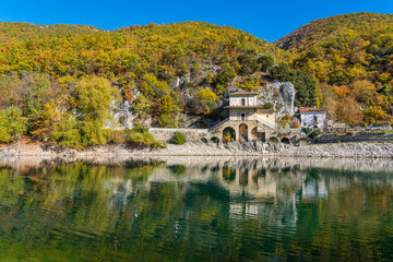 Fototapeta na wymiar Idyllic autumnal landscape at Lake Scanno, Province of L'Aquila, Abruzzo, Italy.