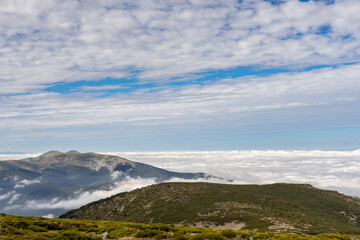 Fototapeta na wymiar Beautiful sea of clouds from a mountain on a sunny day. Low clouds in the Sierra de Guadarrama, Madrid.