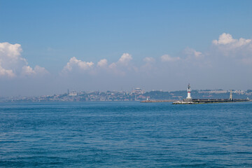 Fototapeta premium Istanbul Stadtblick vom Bosporus mit Fähre Turm und Brücke