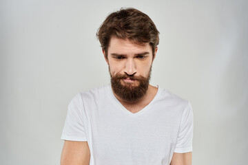 Obraz premium Bearded man gesturing with hand white cropped t-shirt studio lifestyle