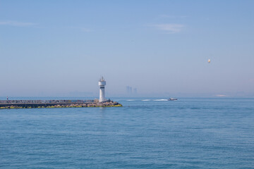 Istanbul Stadtblick vom Bosporus mit F&auml;hre Turm und Br&uuml;cke