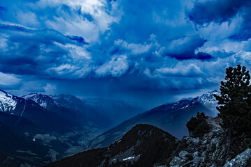 Fototapeta na wymiar Dramatische Berge 1