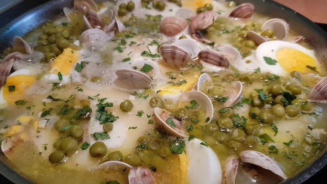 Cooking hake in green sauce