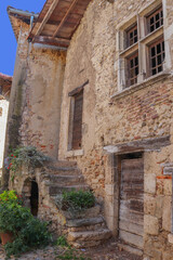 Fototapeta na wymiar Auvergne-Rhône-Alpes - Ain - Pérouges - Village médiéval - Très vieille maison monument historique