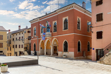 Rathaus und Marktplatz von Bale Valle in Kroatien,