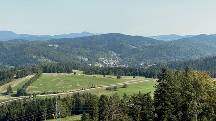 Naklejka premium widok z wieży widokowej Słotwiny na góry Beskid Sądecki 