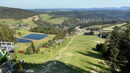 widok z wieży widokowej Słotwiny na g&oacute;ry Beskid Sądecki 