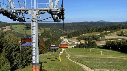 widok z wyciągu narciarskiegoj Słotwiny na góry Beskid Sądecki  © Józef