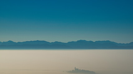 Obraz premium Landschaftsaufnahme über der Nebelgrenze mit Blick auf die Alpen