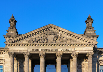 Portal des deutschen Bundestages mit Aufschrift Dem deutschen Volke