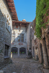 Fototapeta na wymiar Auvergne-Rhône-Alpes - Ain - Pérouges - Cité médiévale - Extérieur de l'ancienne maison des Princes de Savoie aujourd'hui musée;