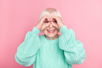 Photo portrait of playful old woman bob hairstyle imagine wearing spectacles careless funny isolated on pastel pink color background