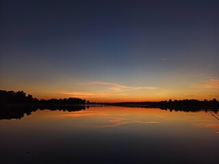 Оранжевый закат на озере