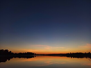 Fototapeta na wymiar Оранжевый закат на озере