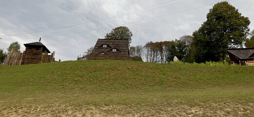 Park Muszyna dużo zieleni i drzew oraz widokiem na góry Beskidu Sądeckiego  © Józef
