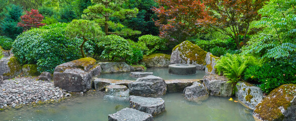 Beau jardin japonais avec un étang au format panoramique