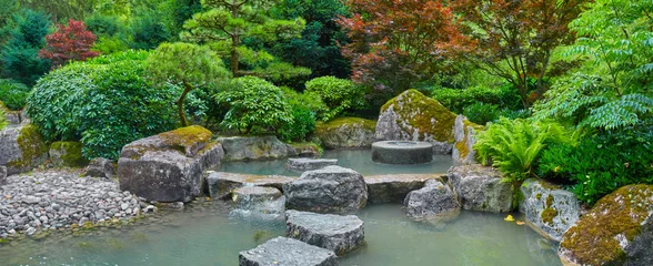 Poster Schöner japanischer Garten mit Teich im Panoramaformat © Composer