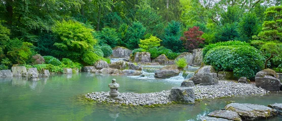 Poster Schöner japanischer Garten mit Teich im Panoramaformat © Composer