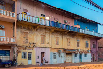 Edificio antiguo y decadente de estilo colonial, en el casco antiguio de la ciudad de Bissau,...