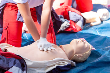 CPR and first aid class - obrazy, fototapety, plakaty