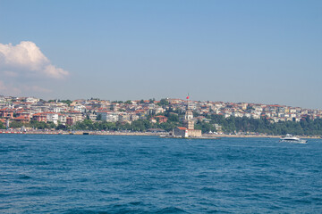 Obraz premium Istanbul Stadtblick vom Bosporus mit Fähre Turm und Brücke